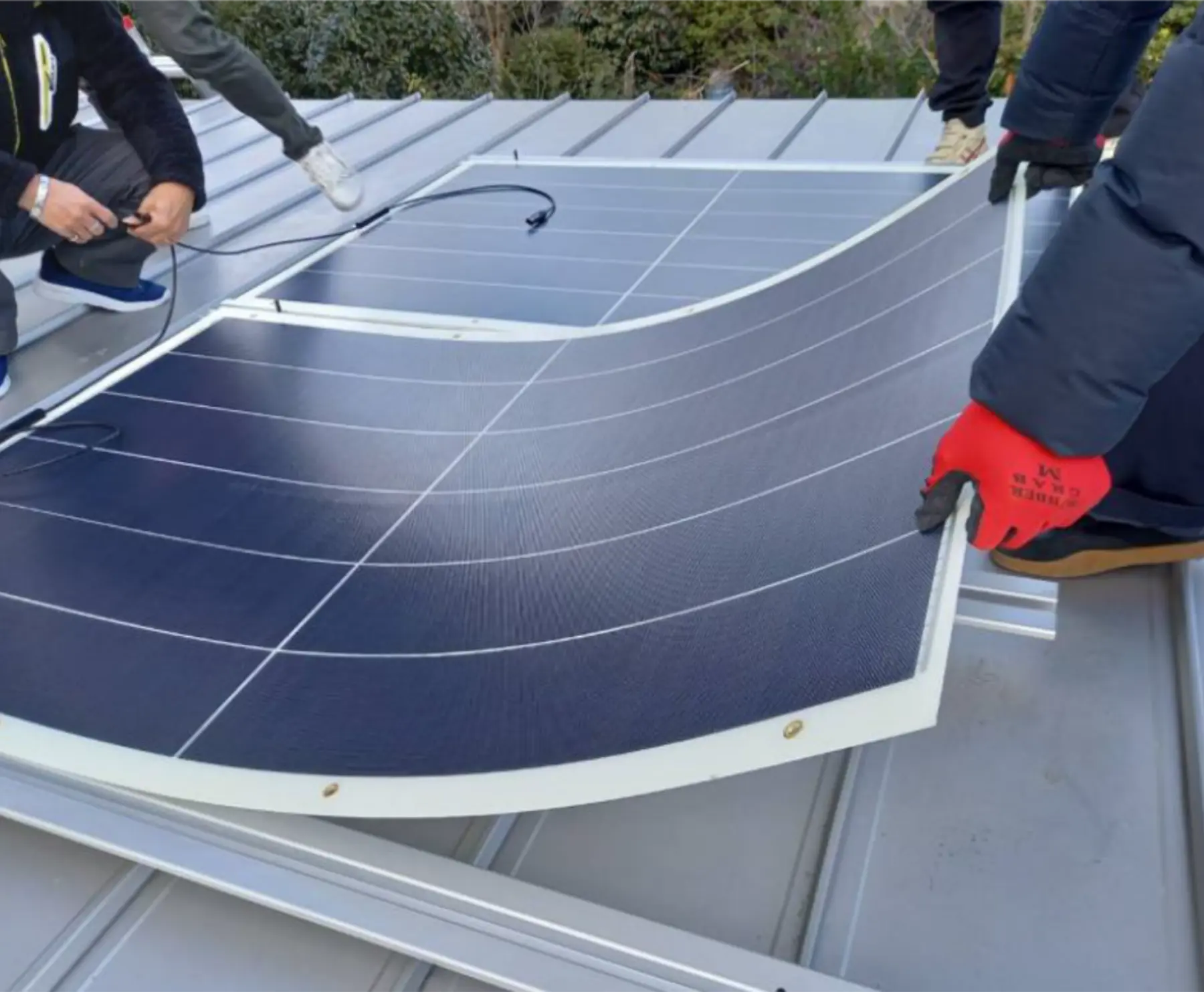 ガラス製太陽光パネルの4分の1の重さ。